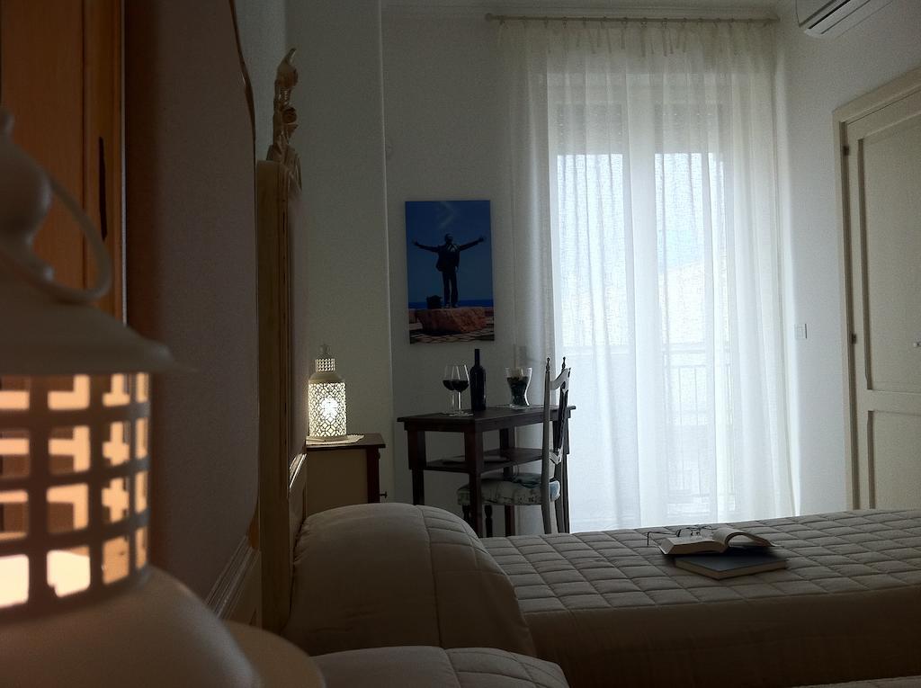 Dimora Delle Rondini Bed and Breakfast Polignano a Mare Kamer foto