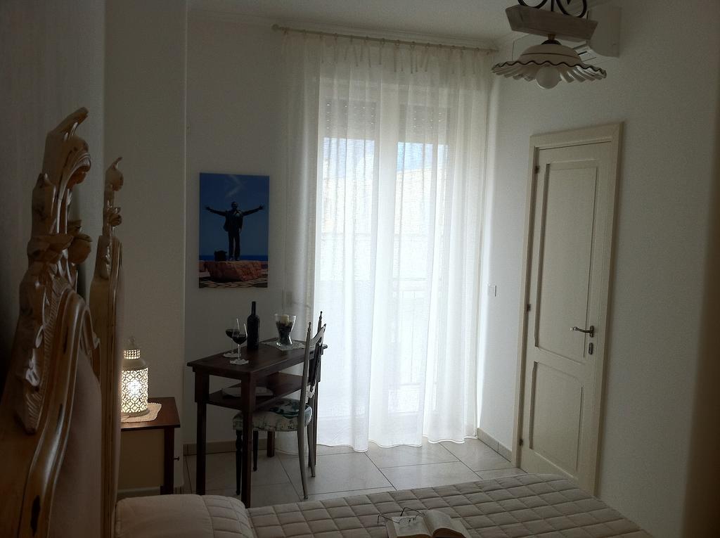 Dimora Delle Rondini Bed and Breakfast Polignano a Mare Kamer foto